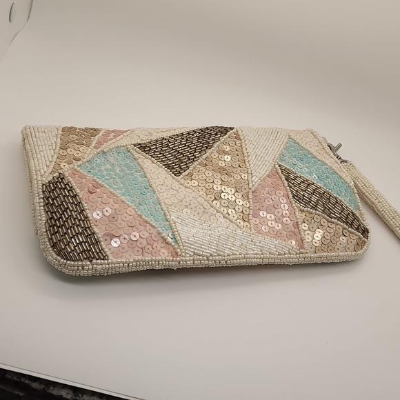 Aldo Sequin Clutch Beautiful detail. Detachable strap. Zipper closure. - Picture 6 of 8